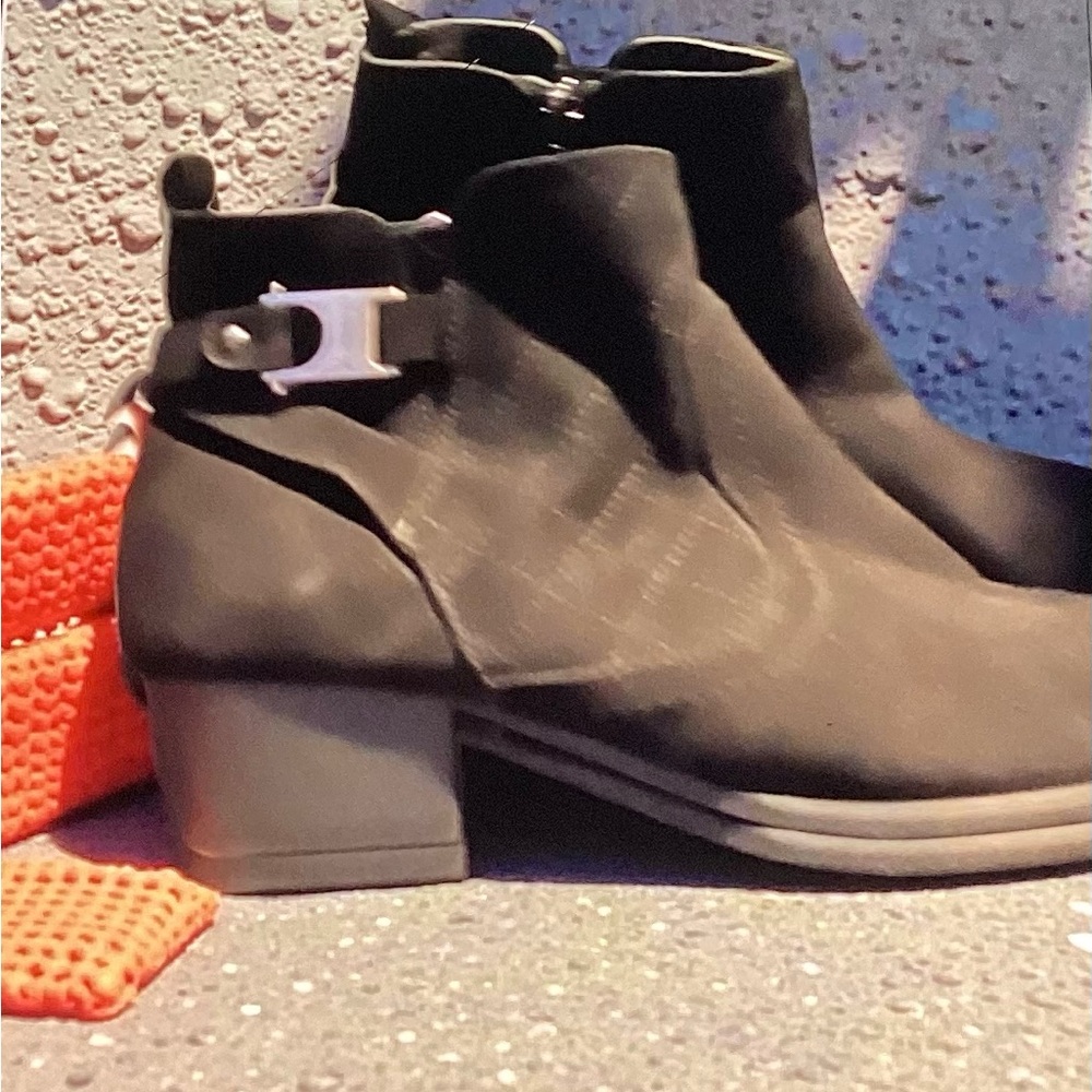 Liz Claiborne Black Ankle Booties Size 9.5
